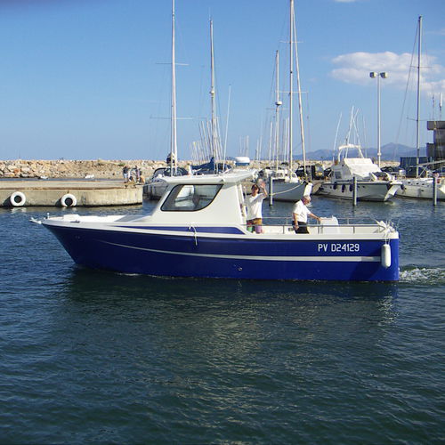 Walkaround entrobordo - MARTINEZ CONSTRUCTIONS NAVALES - bimotore / con cabina di pilotaggio / da pesca sportiva