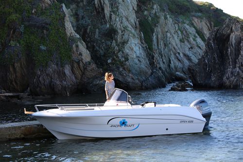 Barca open fuoribordo - 625 - Pacific Craft - con console centrale / max. 7 persone / con prendisole