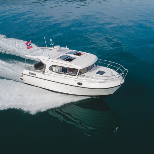 Cabin-cruiser entrobordo - 930 - Viknes - hard-top / con cabina di pilotaggio / max. 8 persone