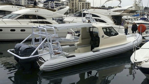 Gommone fuoribordo - Fluid Watercraft - bimotore / semirigido / con cockpit chiuso