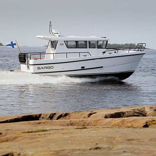 Cabinato entrobordo - 33 - SARGO BOATS / Sarins Batar Oy Ab - bimotore / hard-top / con 2 cabine