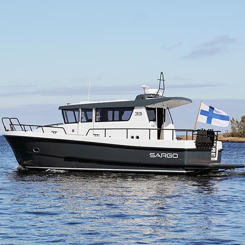 Cabinato entrobordo - 33 - SARGO BOATS / Sarins Batar Oy Ab - bimotore / hard-top / offshore