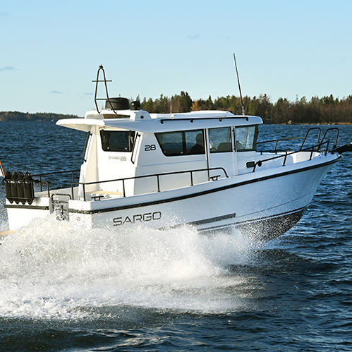Cabin-cruiser entrobordo - 28  - SARGO BOATS / Sarins Batar Oy Ab - con cabina di pilotaggio / con 2 cabine / con 2 cuccette