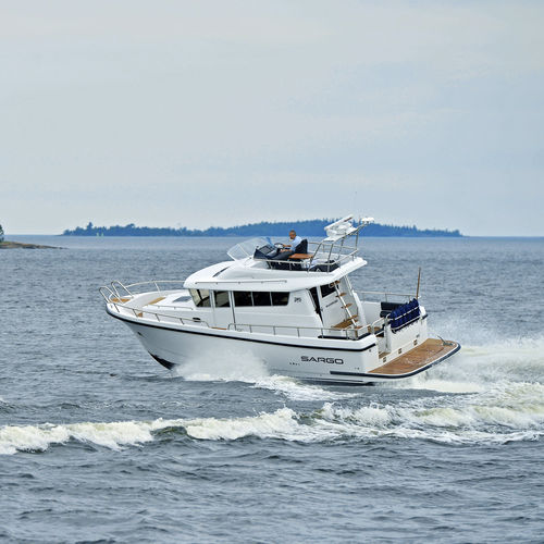 Cabinato entrobordo - 36  - SARGO BOATS / Sarins Batar Oy Ab - bimotore / dislocante / con fly