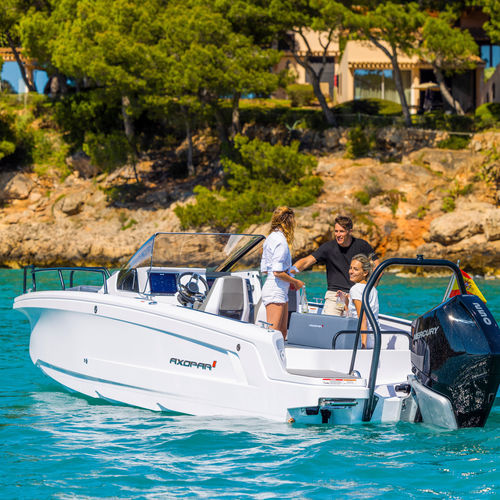 Cabin-cruiser fuoribordo - 25 Cross Bow - Axopar Boats Oy - open / con console centrale / da pesca