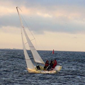 Barca a vela con chiglia da regata - ELF-620 - Uniworkboats SIA - in carbonio / a chiglia retrattile / con bompresso