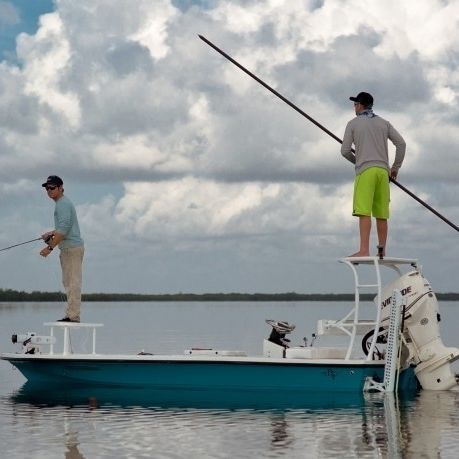 Flat boat fuoribordo - Strike - Beavertail Skiffs - con console centrale / open / da pesca sportiva