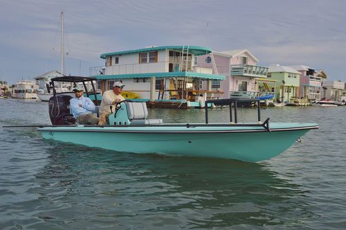 Flat boat fuoribordo - Air - Beavertail Skiffs - con console centrale / open / da pesca sportiva