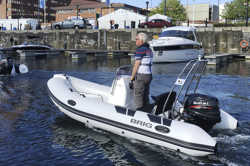 Gommone fuoribordo - FALCON 400 - Brig U.S.A. LLC - semirigido / con console centrale / da pesca sportiva