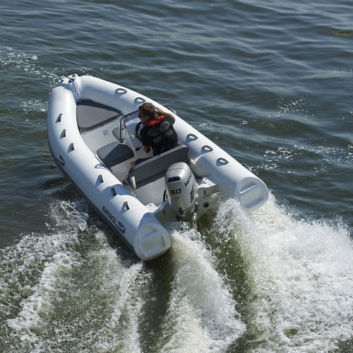 Gommone fuoribordo - FALCON 420 - Brig U.S.A. LLC - semirigido / con console laterale / per la pesca