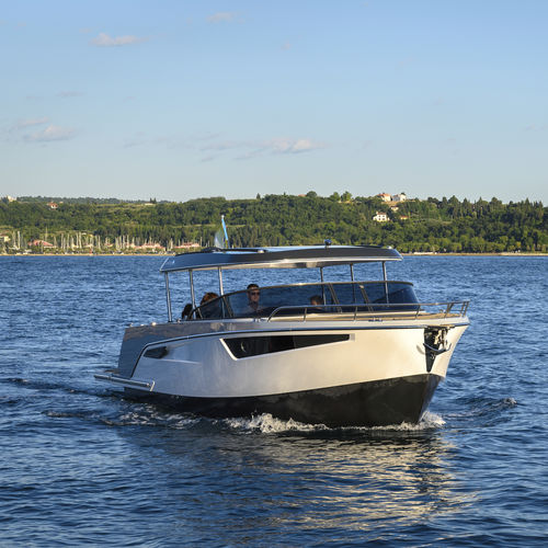 Barca open entrobordo - 28  - ALFASTREET YACHTS - con scafo planante / con console laterale / hard-top