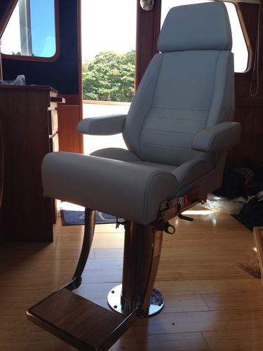 Sedile pilota - SIENA HELM II - M Melfi Designs Pty Ltd - per barca / per yacht / con braccioli