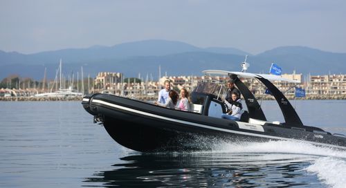 Gommone fuoribordo - W10 - Wimbi Boats Ltd - bimotore / semirigido / con console centrale