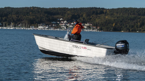 Barca open fuoribordo - 535 PRO - Sting Boats Europe - con console laterale / da pesca sportiva / max. 8 persone