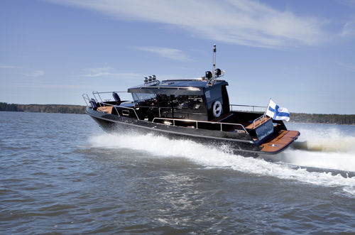Cabinato entrobordo - BY30 - Brizo Yachts - bimotore / con cabina di pilotaggio / con cabina