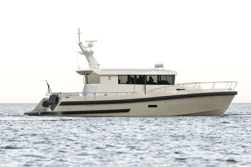 Cabinato entrobordo - BY50  - Brizo Yachts - hard-top / con cockpit chiuso / con cabina