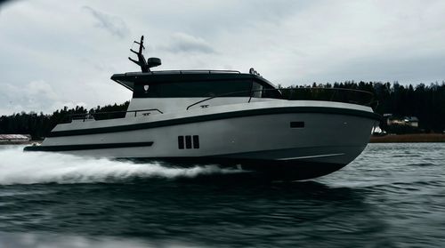 Cabinato entrobordo - BY42 FLY - Brizo Yachts - fuoribordo / diesel / bimotore