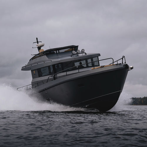 Cabinato entrobordo - BY50 FLY - Brizo Yachts - bimotore / con fly / IPS