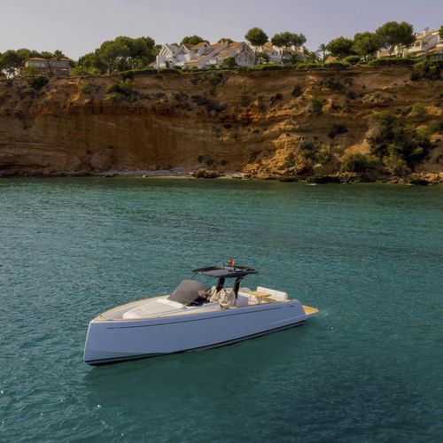 Cabinato entrobordo - Pardo 38 - Pardo Yachts - bimotore / open / con console centrale