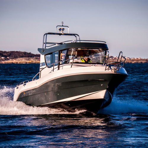 Cabin-cruiser entrobordo - Adventure 900 - Atlantic Marine - con scafo planante / con cabina di pilotaggio / da pesca
