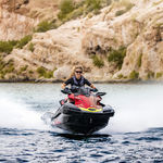 moto d'acqua seduto