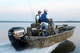 jon boat fuoribordo / con console centrale / da pesca sportiva
