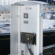 colonnina di distribuzione di acqua / di distribuzione elettrica / di illuminazione / per pontile
