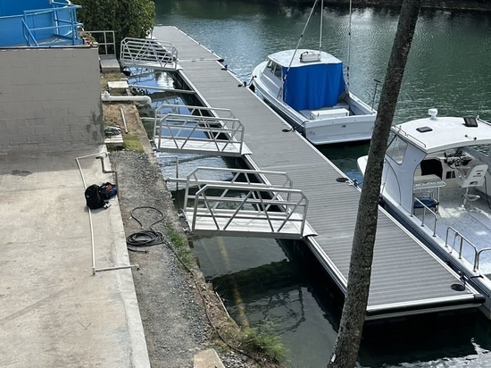 Come progettare un pontile galleggiante sull'acqua?