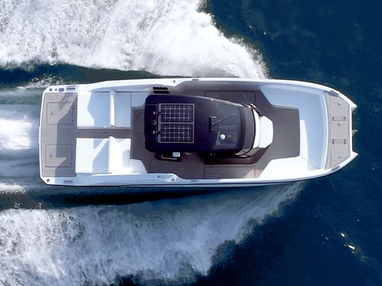 AUREA 30 OPEN CATAMARANO A MOTORE
