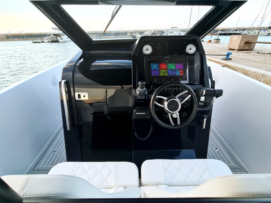 AUREA 30 OPEN CATAMARANO A MOTORE
