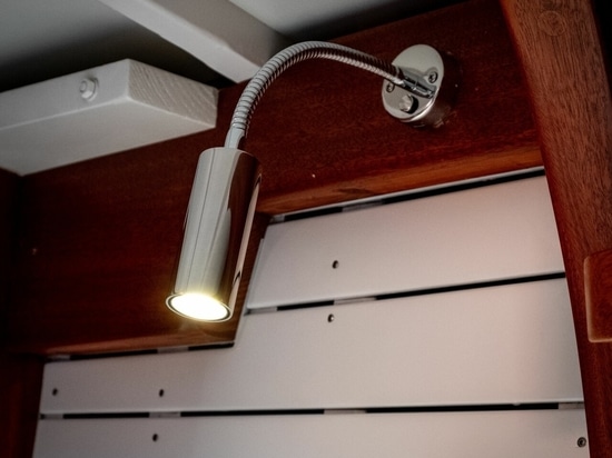 Luce da lettura T-LED USB-C in acciaio inossidabile con USB-C &amp; Touch Dimmer - Il design scandinavo incontra la funzionalità intelligente