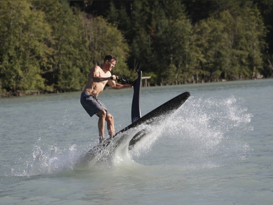Salto su un idroflyer a elica - scatto d'azione