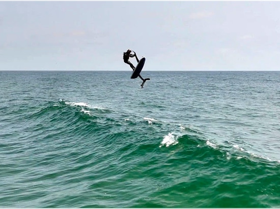 Salto dell'onda con la tavola Hydroflyer Sport