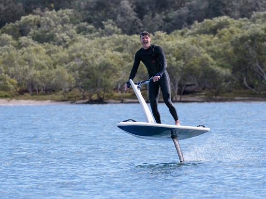 Tutti i sorrisi sull'Hydroflyer eFoil, in Qld, Australia