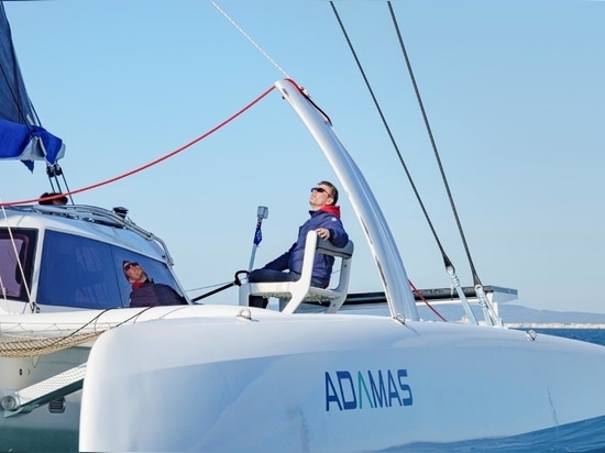 Rapido 40. Trimarano pieghevole interamente in carbonio.