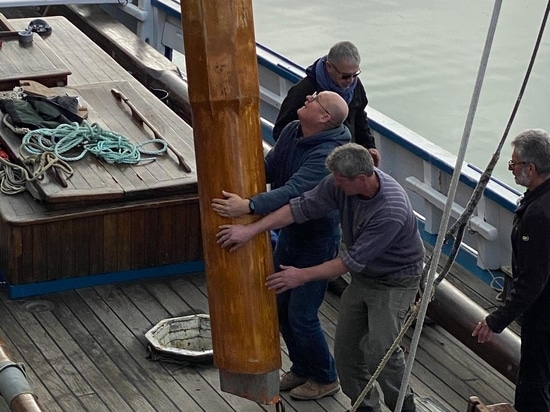 Installazione dell'albero in legno a bordo - Vecchio sartiame WoodSpars
