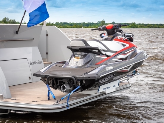 Come trasportare la moto d'acqua con un sistema Hurley Davit