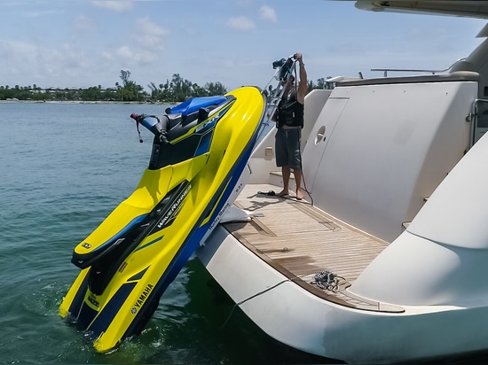 Come trasportare la moto d'acqua con un sistema Hurley Davit