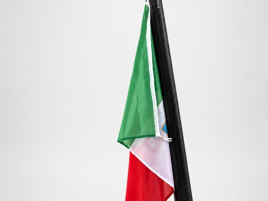 Skylink è l’asta portabandiera Aguacarbon progettata per unire identità, design e connessione a bordo.