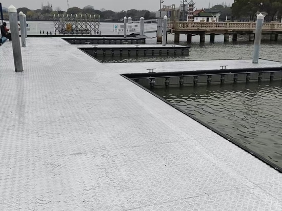 Profilo del progetto: Pontoon galleggiante con piastre antiscivolo in alluminio, città di Wuxi