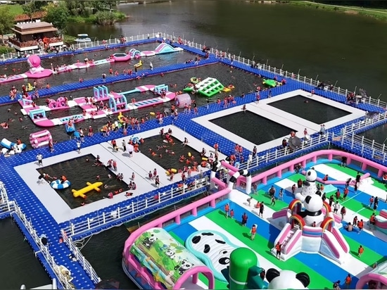 Parco acquatico su pontoni galleggianti